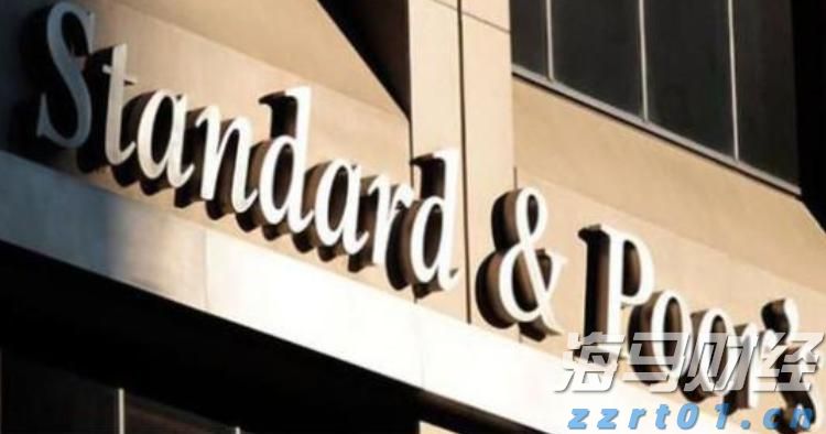 身穿手机制作的铠甲，男子过关被拦截！